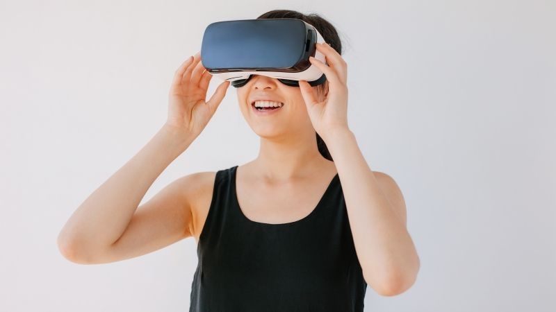 Femme portant un casque de VR