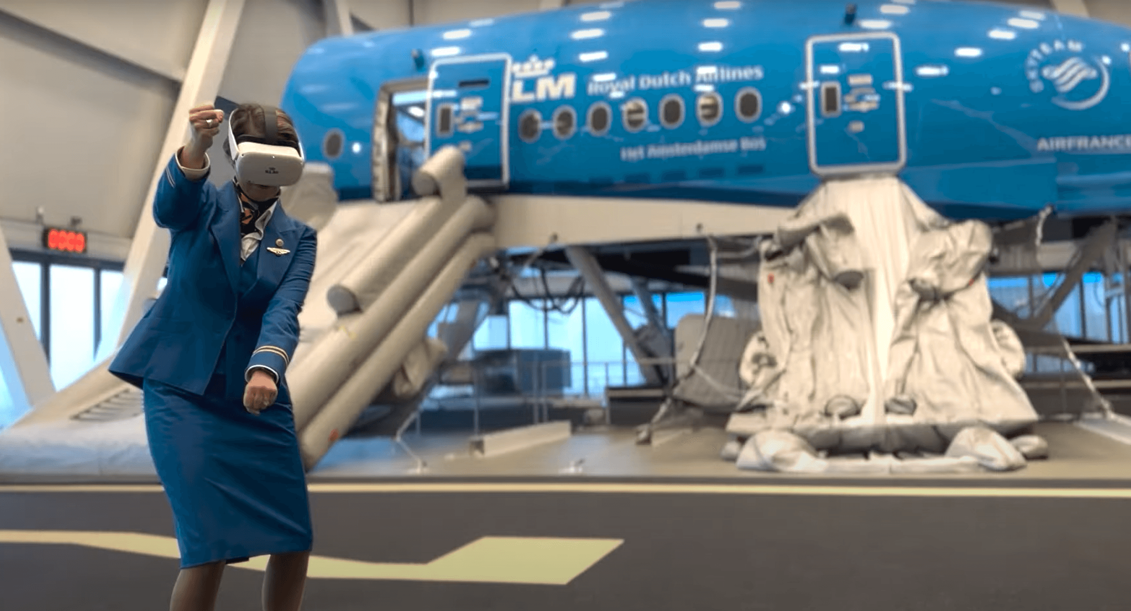 KLM stewardess using VR glasses