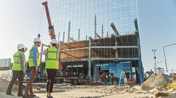 Zwei Personen werten Vorgänge über einen Bildschirm aus