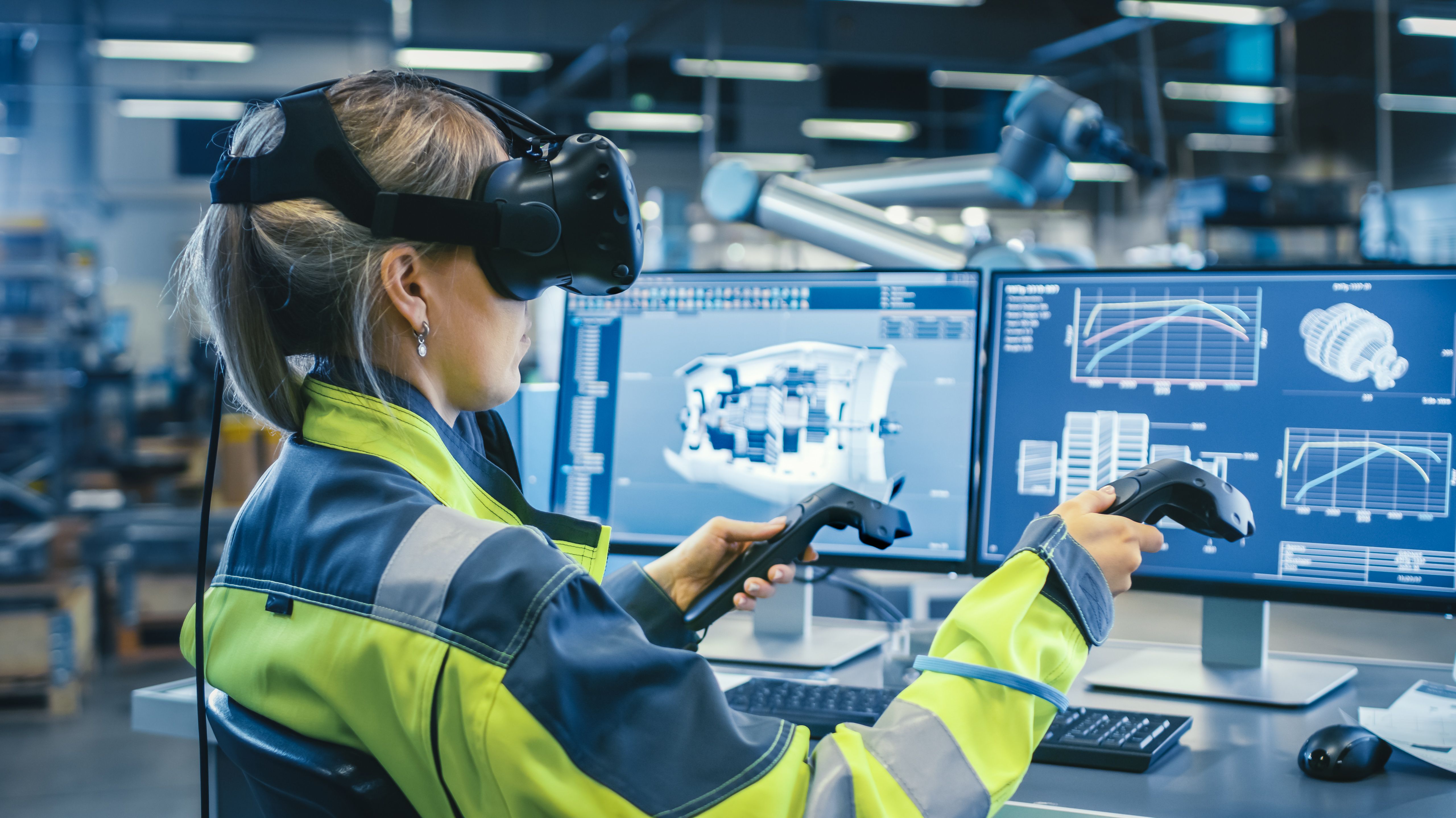 Mulher usando óculos de VR no trabalho