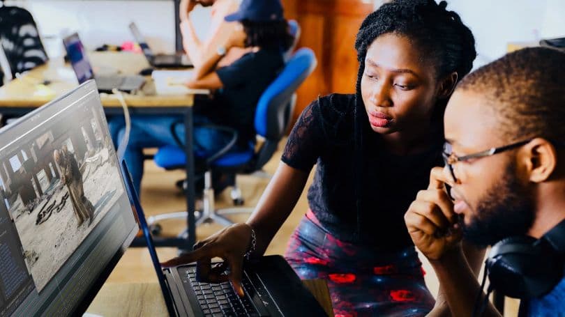 Unityを教えている女性と男性