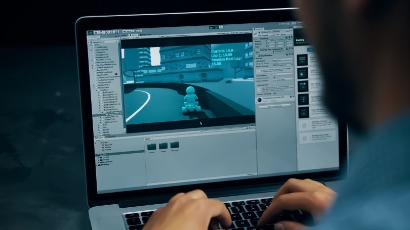 Pessoa usando o Unity Editor para fazer um jogo de karting