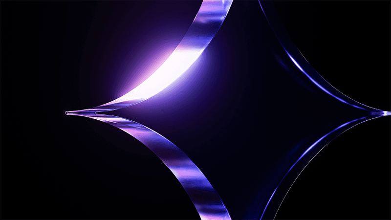 Une étoile stylisée à quatre branches ou une forme de losange, formée de quatre rubans incurvés et translucides en verre ou en Metal. L'objet est placé sur un fond noir uni. Les bords des rubans sont rehaussés d'une lumière violette et bleue éclatante et vibrante, conférant à l'ensemble une esthétique épurée, moderne et futuriste.
