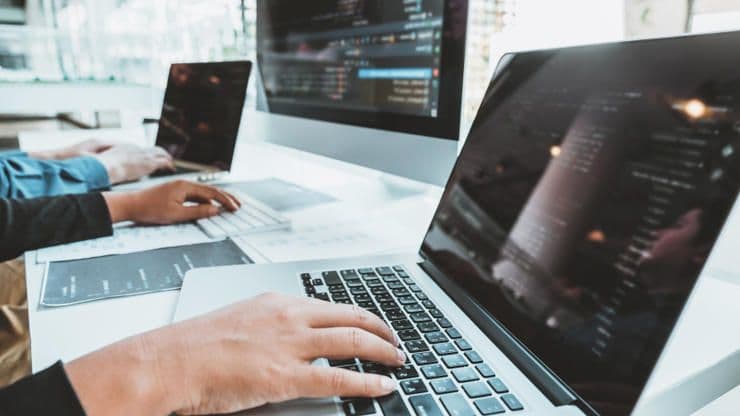 ノートパソコンでタイピング