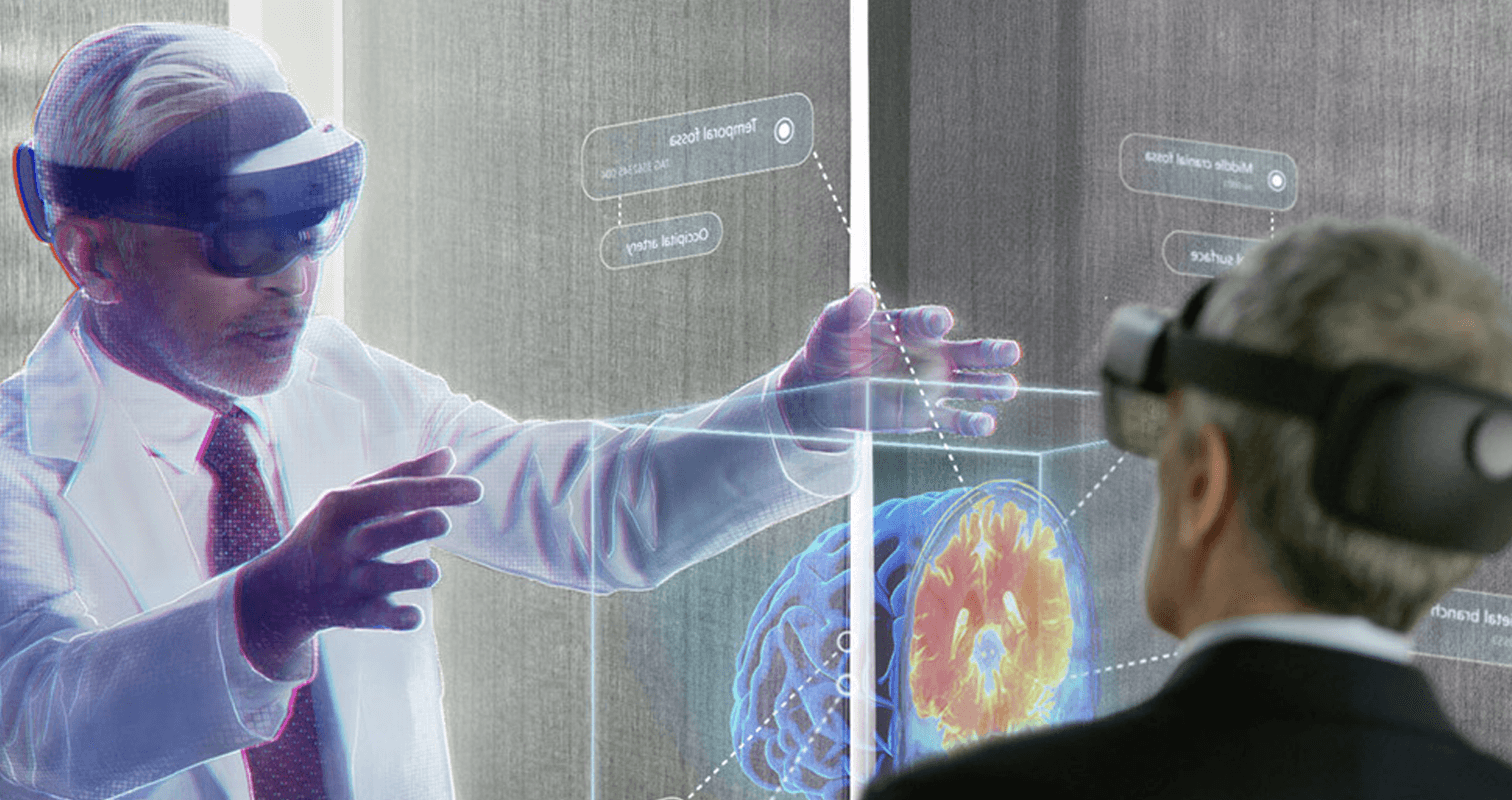 Un médico examina un escáner cerebral con un casco de realidad aumentada