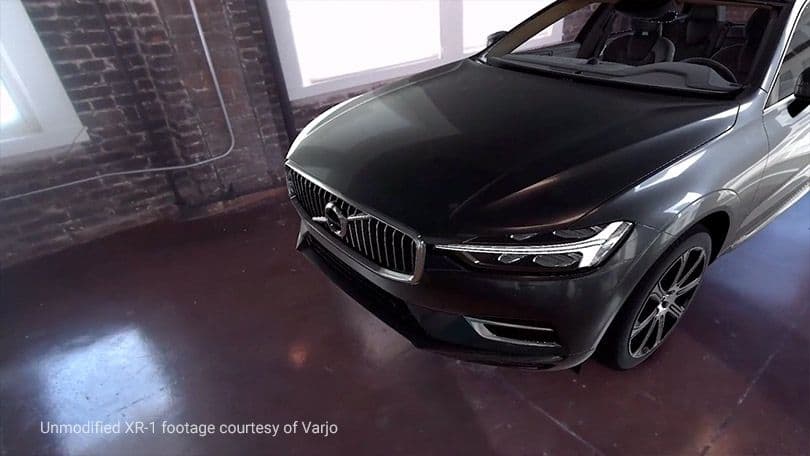 Voiture en réalité augmentée dans une salle d'exposition