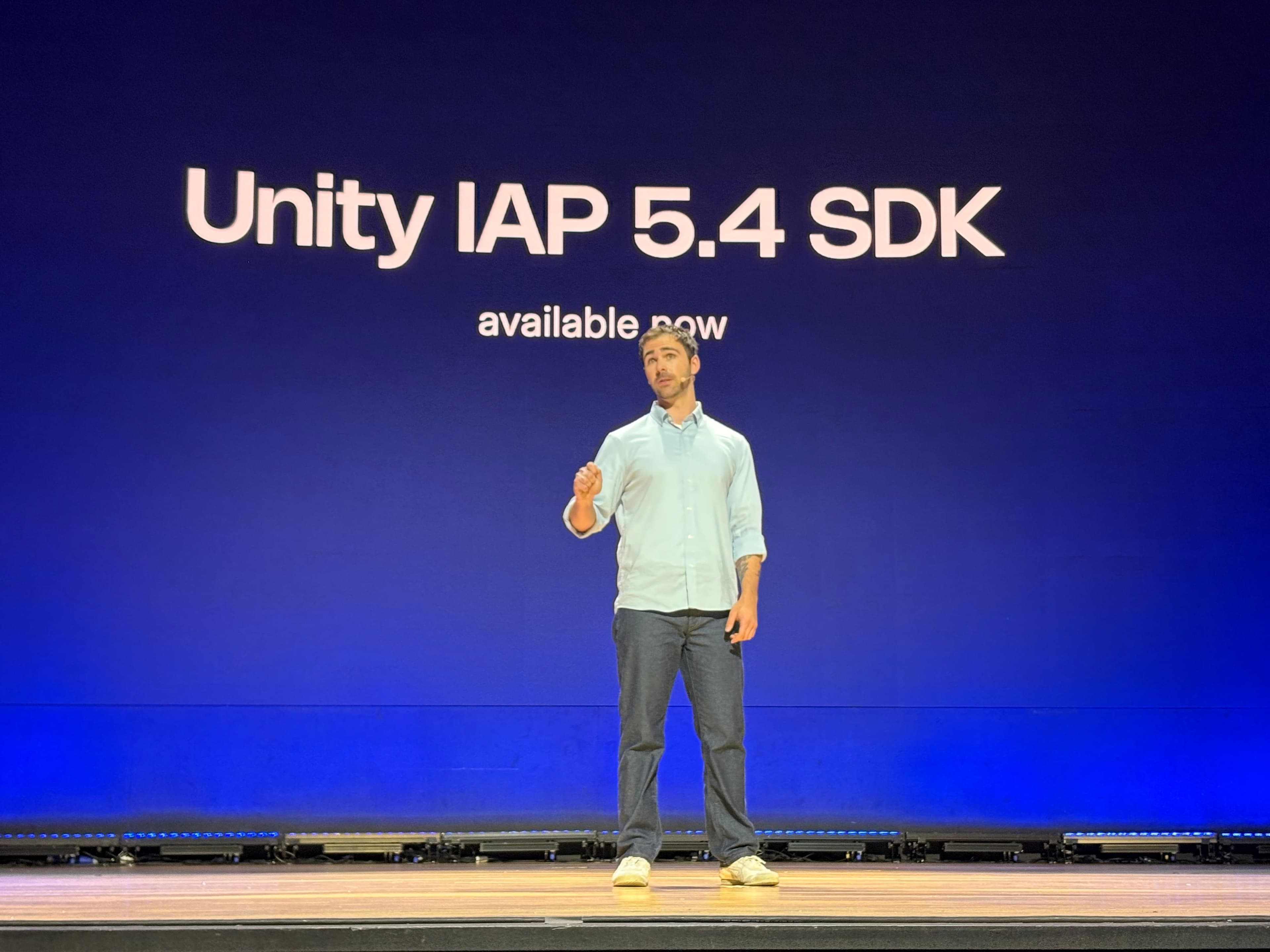 Eli Bork氏がUnite Seoulのステージ上でUnity IAP 5.4 SDKの新機能について説明