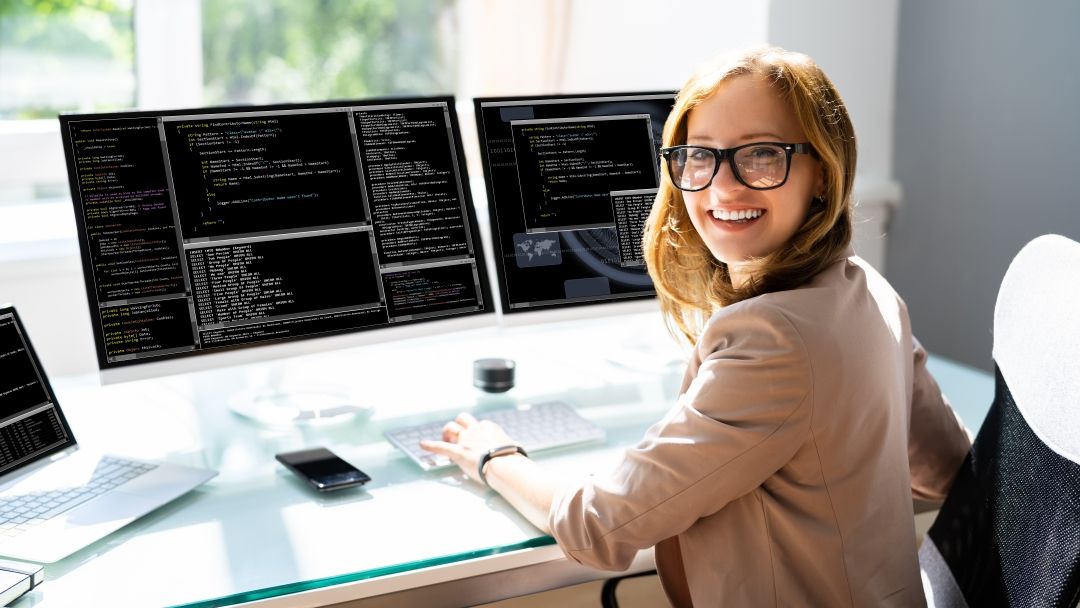 Mujer sentada en la computadora