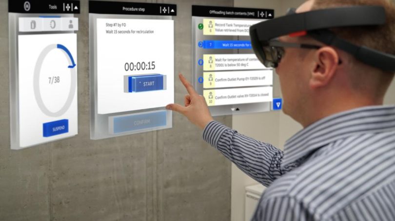 Homem interagindo com a interface de AR